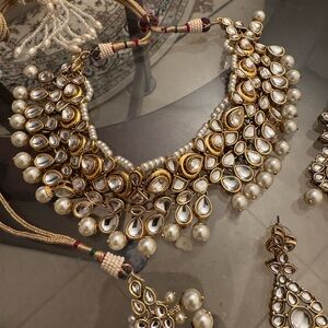 Elegant Gold and Pearl Necklace Set